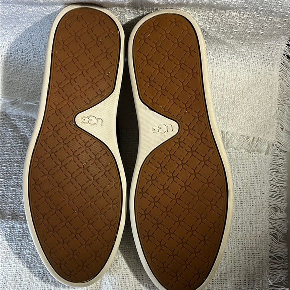 UGG woman’s Black Slip-On Shoes size 7 1/2 - Picture 2 of 12